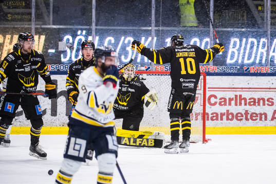 Västerås målvakt Linus Ryttar och Jimmie Jansson jublar