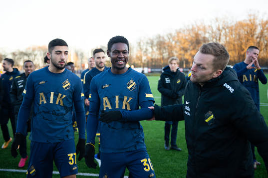 s Sebastian Larsson drar fram Henry Atola för att jubla
