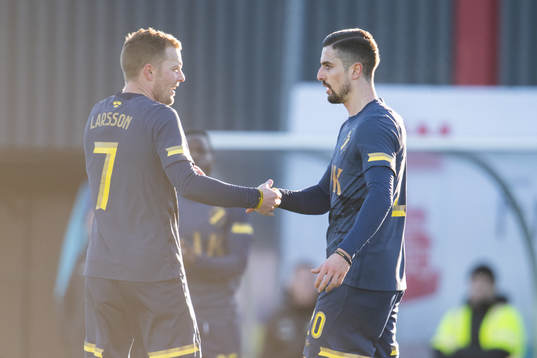 s Sebastian Larsson och Zachary Elbouzedi jublar