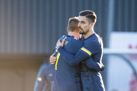 s Sebastian Larsson och Zachary Elbouzedi jublar