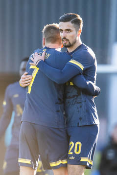 s Sebastian Larsson och Zachary Elbouzedi jublar