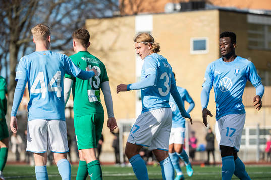 Malmö FFs Sebastian Nanasi jublar med Emil Lindman  och
