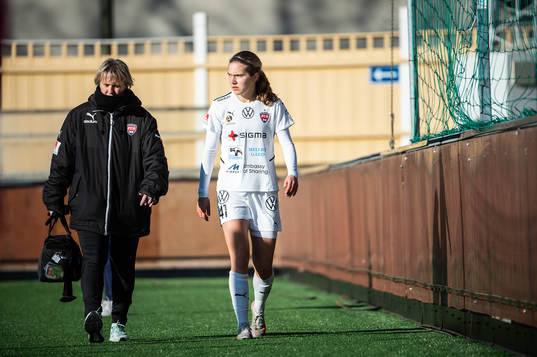 Rosengårds Evelina Pettersson lämnar planen skadad