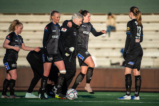 Växjös Thea Birgerud lämnar planen skadad
