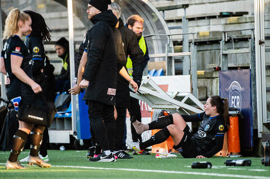 Växjös Thea Birgerud lämnar planen skadad