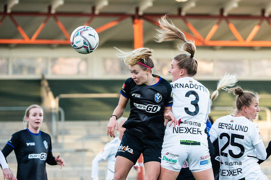Växjös Amanda Altheden och Rosengårds Gudrun Arnardottir