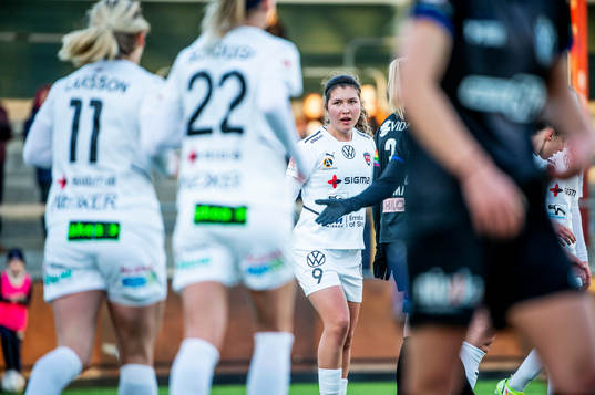 Rosengårds Loreta Kullashi jublar med lagkamraterna