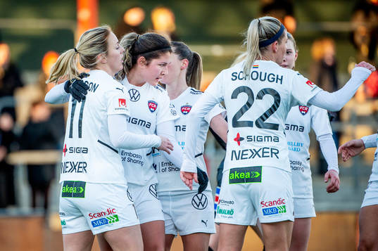 Rosengårds Loreta Kullashi jublar med lagkamraterna