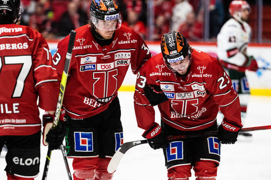 Örebros Petr Zámorský får hjälp av Christopher