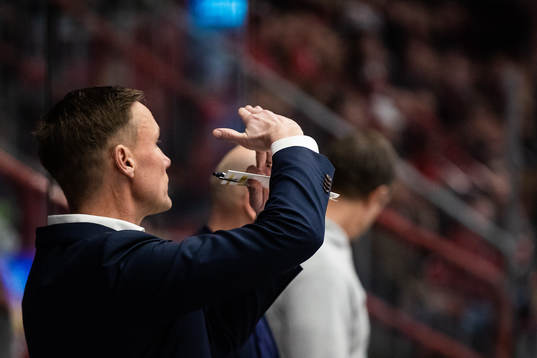 Frölundas tränare Roger Rönnberg ber om timeout