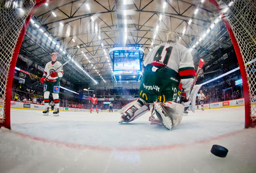 Frölundas Elmer Söderblom och målvakt Niklas Rubin deppar