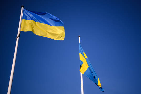 Den Ukrainska och Svenska flaggan