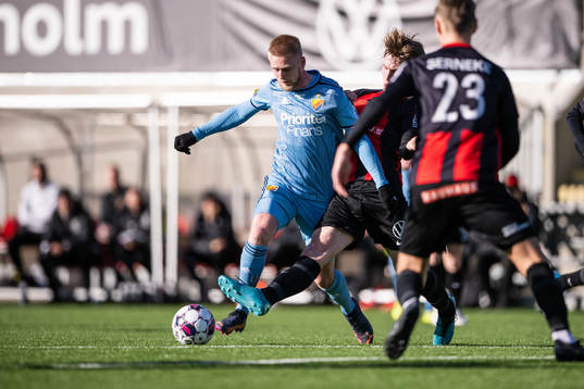 Djurgårdens Kalle Holmberg och Brommapojkarnas Robin Frej