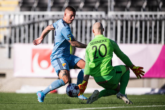 Djurgårdens Victor Edvardsen och Brommapojkarnas målvakt