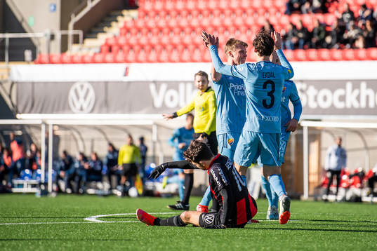 Djurgårdens Rasmus Schüller och Hjalmar Ekdal jublar
