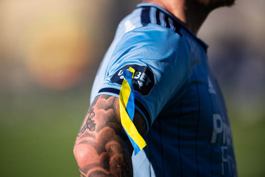 Djurgårdens spelare med band i solidaritet med Ukraina