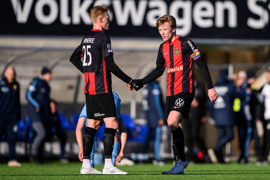 Brommapojkarnas Nicklas Maripuu ovh Gustav Sandberg