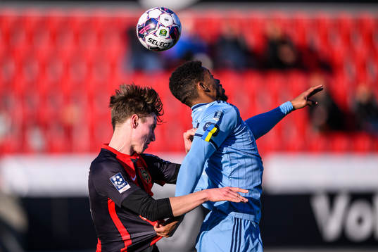 Brommapojkarnas Robin Frej och Djurgårdens Isak Hien