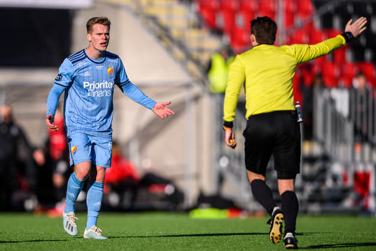 Djurgårdens Hampus Finndell reagerar mot domare Joakim
