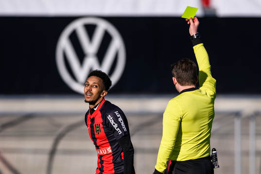 Brommapojkarnas Endreas Tesfai får ett gult kort av domare