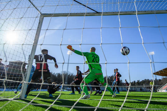 Brommapojkarnas målvakt Alexander Lundin släpper in 0-2