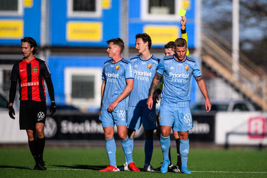 Djurgårdens Victor Edvardsen får ett gult kort