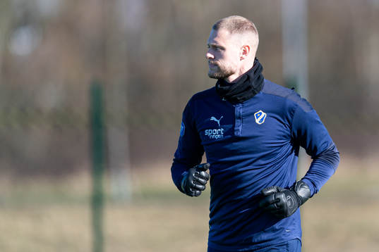 Halmstads målvakt Malkolm Nilsson Säfqvist före