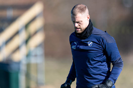 Halmstads målvakt Malkolm Nilsson Säfqvist före