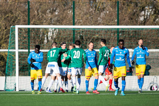 Brages Douglas Karlberg jublar