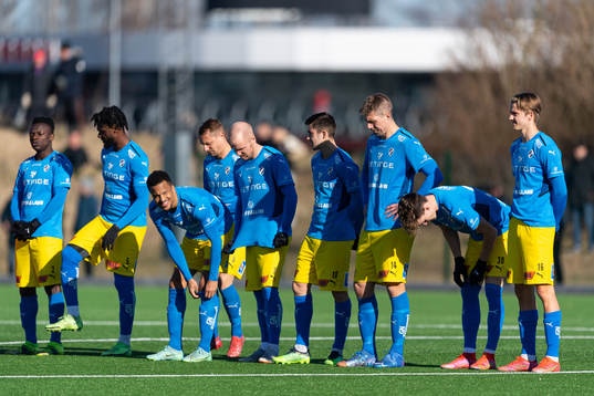 Halmstads spelare före fotbollsmatchen i Svenska Cupen