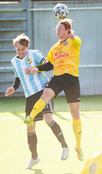 IFK Hässleholms Robin Strömberg nickduellerar med Lunds