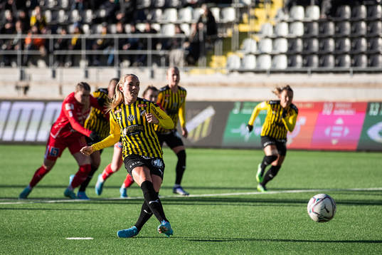 Häckens Elin Rubensson gör 2-0 på straff