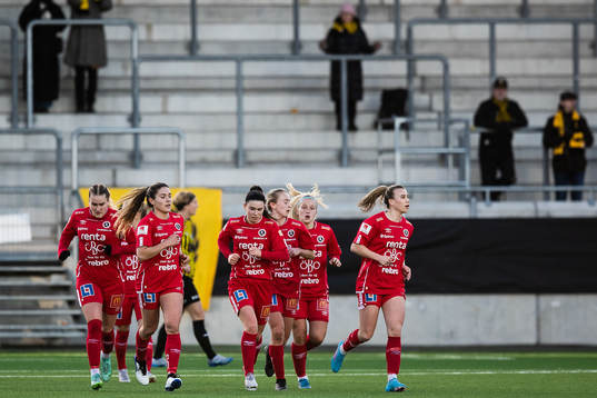 Örebros Katie Jayne Lockwood  jublar