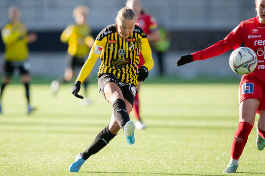 Häckens Stine Larsen skjuter 1-0