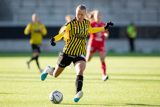 Häckens Stine Larsen skjuter 1-0