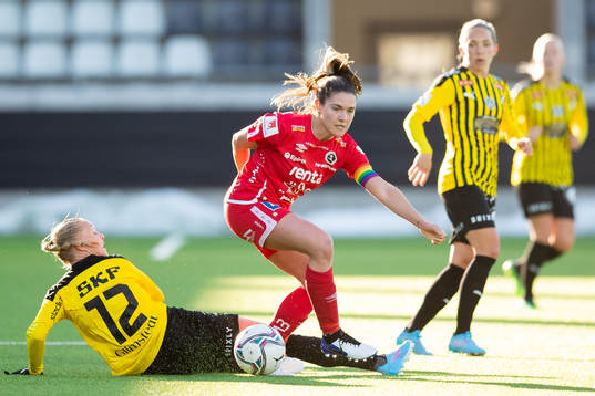 Häckens Stine Larsen och Örebros Carly Wickenheiser