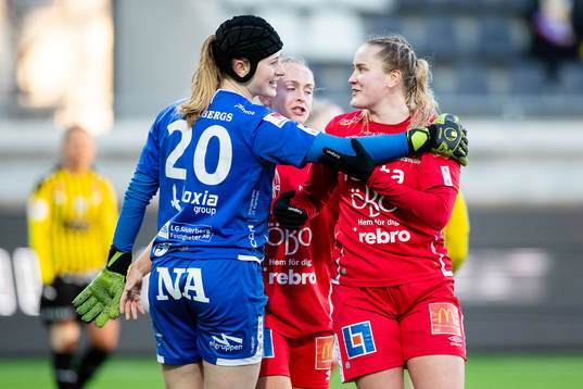 Örebros målvakt Tove Enblom och Elin Pikkujämsä