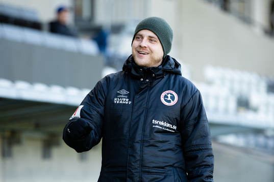 Örebros tränare Rickard Johansson innan fotbollsmatchen i