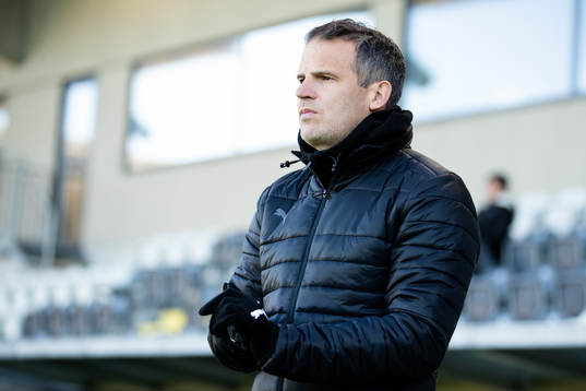 Häckens tränare Robert Vilahamn innan  fotbollsmatchen i