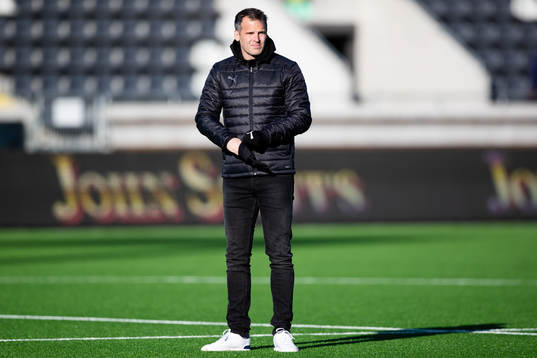 Häckens tränare Robert Vilahamn innan  fotbollsmatchen i