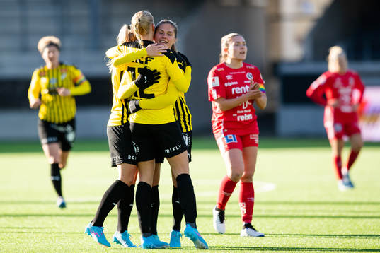 Häckens Stine Larsen jublar med lagkamrater