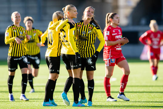 Häckens Stine Larsen jublar med lagkamrater