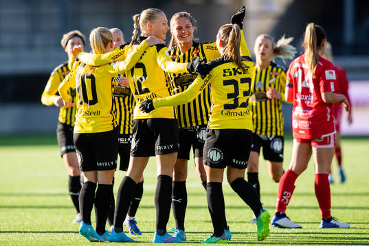 Häckens Stine Larsen jublar med lagkamrater