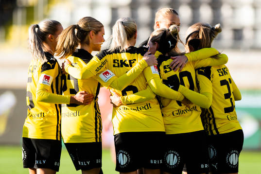 Häckens Elin Rubensson jublar med lagkamrater