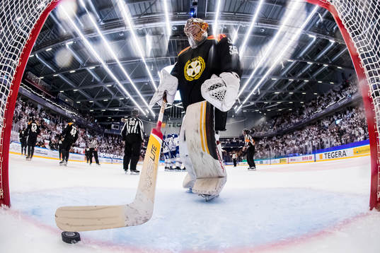 Brynäs målvakt Veini Vehviläinen deppar