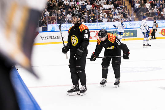 Brynäs Oula Palve och Brynäs Greg Scott deppar