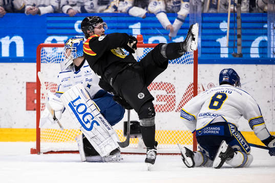 Brynäs Nick Olesen framför Leksands målvakt Kasimir