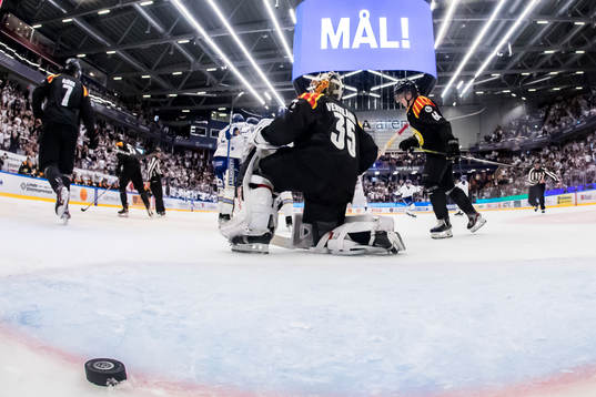 Brynäs målvakt Veini Vehviläinen och +bb62 deppar
