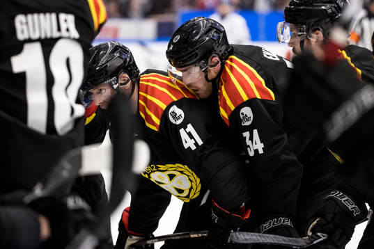 Brynäs Greg Scott och Brynäs Oscar Eklind deppar
