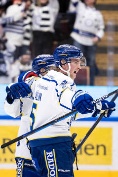 Leksands Calle Själin och Leksands Matt Caito jublar